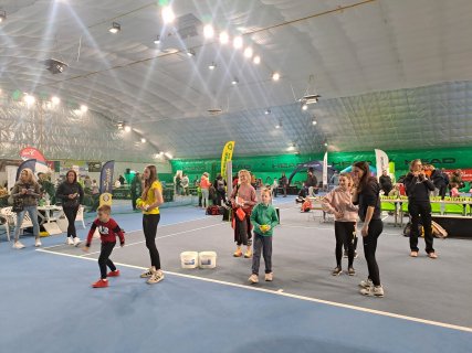 I přes nepřízeň počasí sportovaly na Rybníčku stovky dětí. Na Educo poputuje 20 tisíc